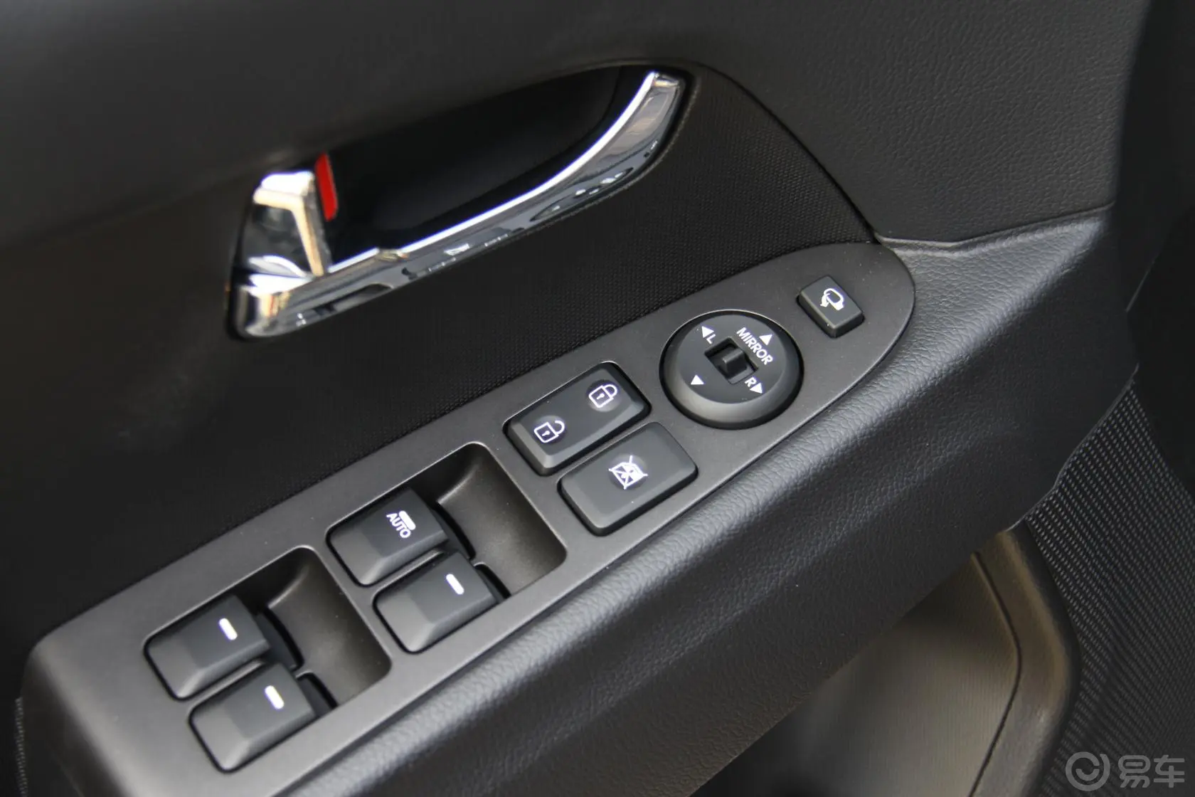 智跑2.0L 自动 两驱 Premium车窗升降键