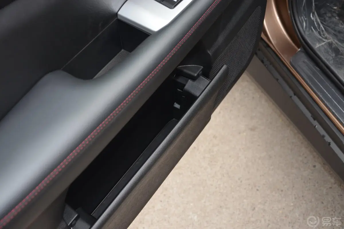 比亚迪S62.4L 手自一体 尊贵版 7座驾驶员门储物盒