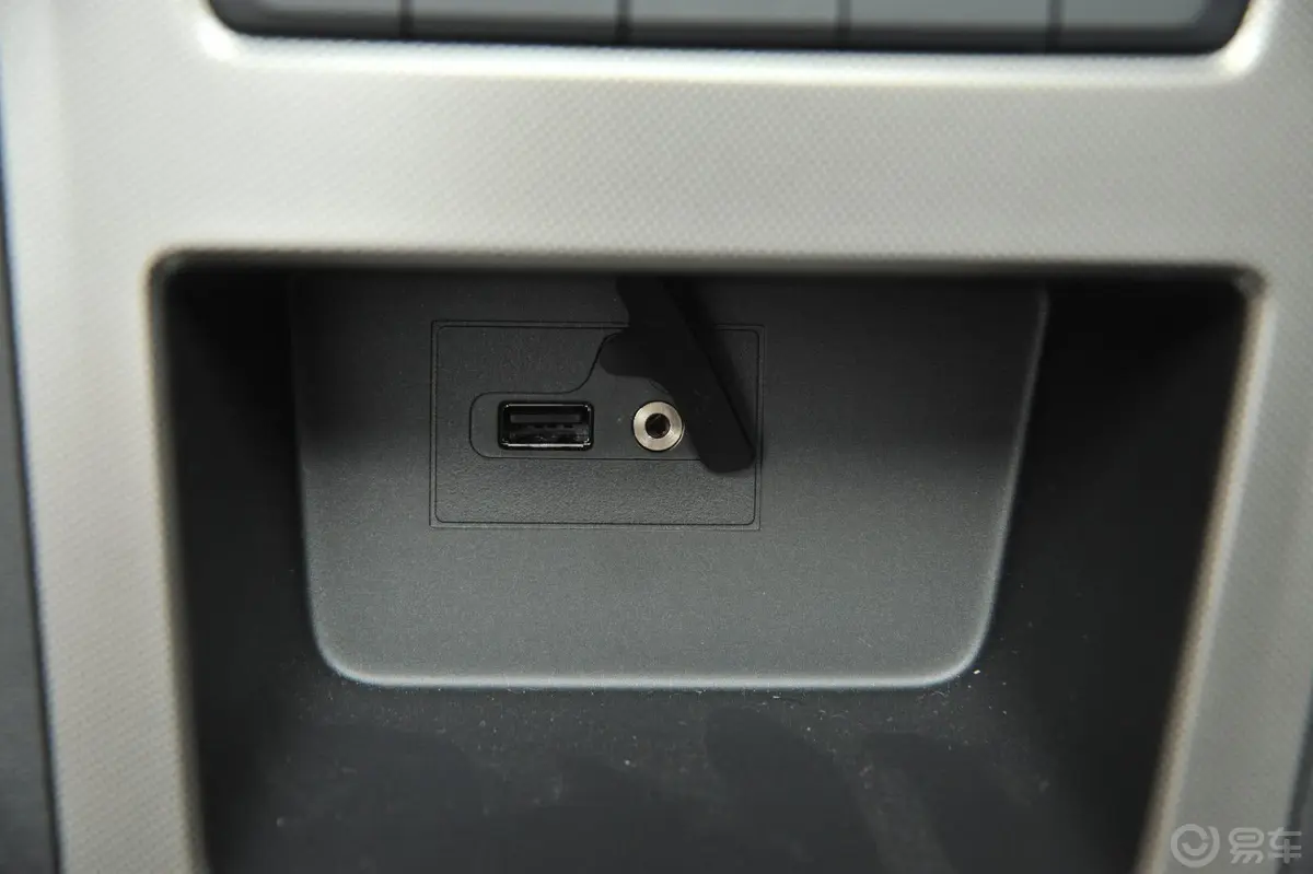 荣威3501.5L 手动 讯捷版USB接口