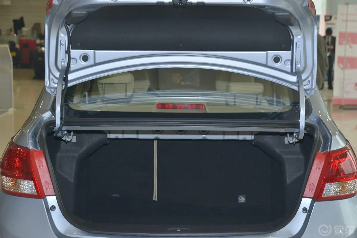 北京汽车E系列三厢 1.5L 自动 乐尚版行李箱空间