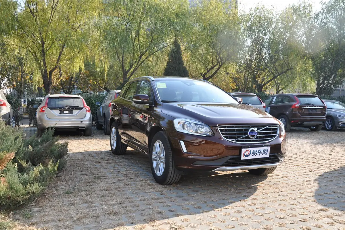 沃尔沃XC60T5 智行版车头局部