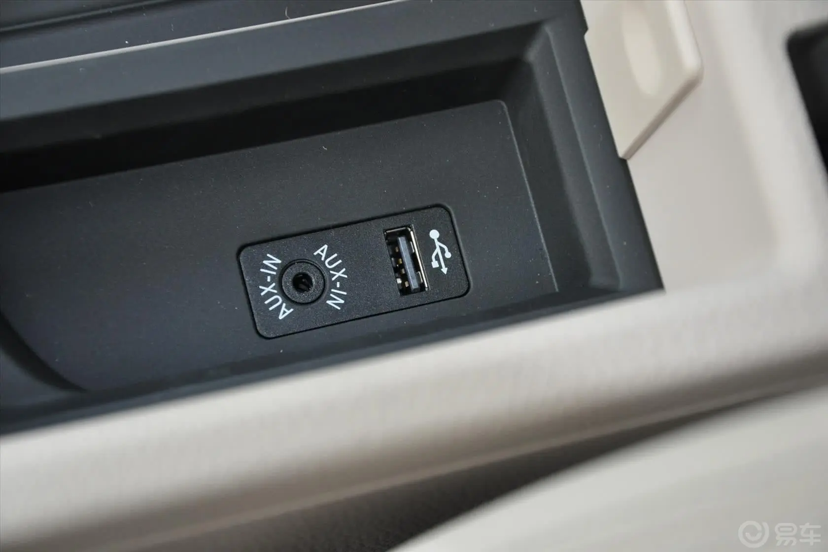 宝马4系四门轿跑车 420i 设计套装型USB接口