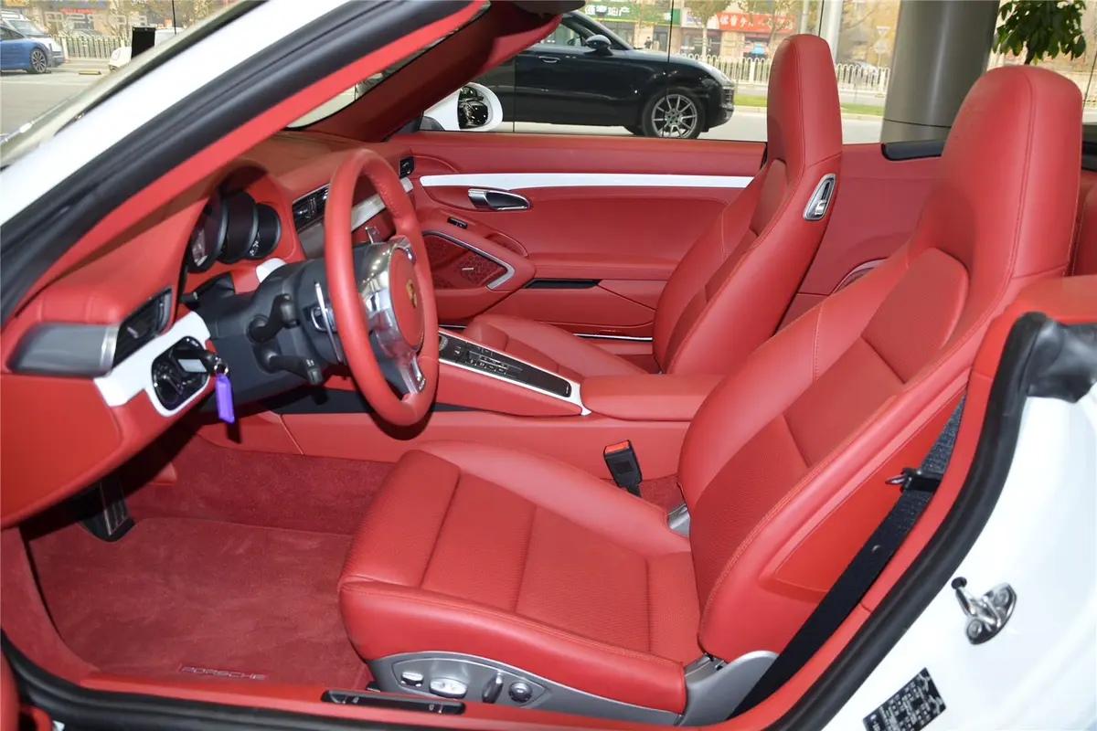 保时捷911Carrera 4S Cabriolet 3.8L前排空间