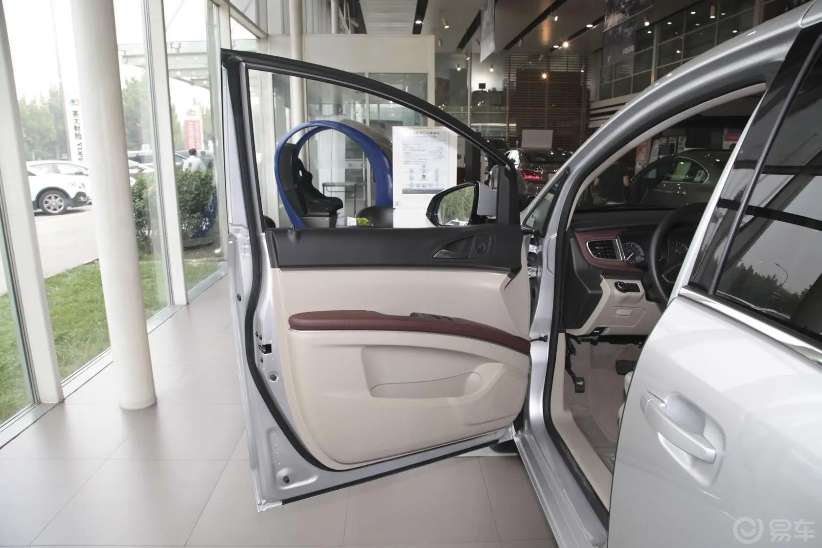 别克GL82.4L SIDI舒适版驾驶员侧车门内门板