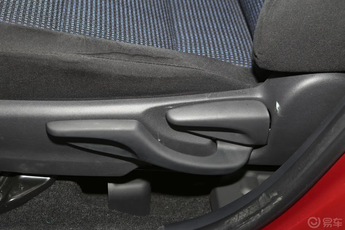 威驰1.3L 自动 型尚版座椅调节键