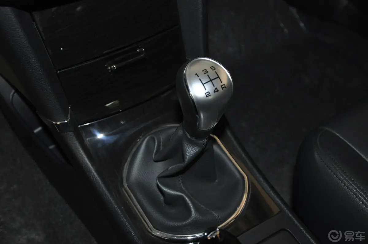 众泰Z3001.5L 驾值版 手动 精英型换挡杆