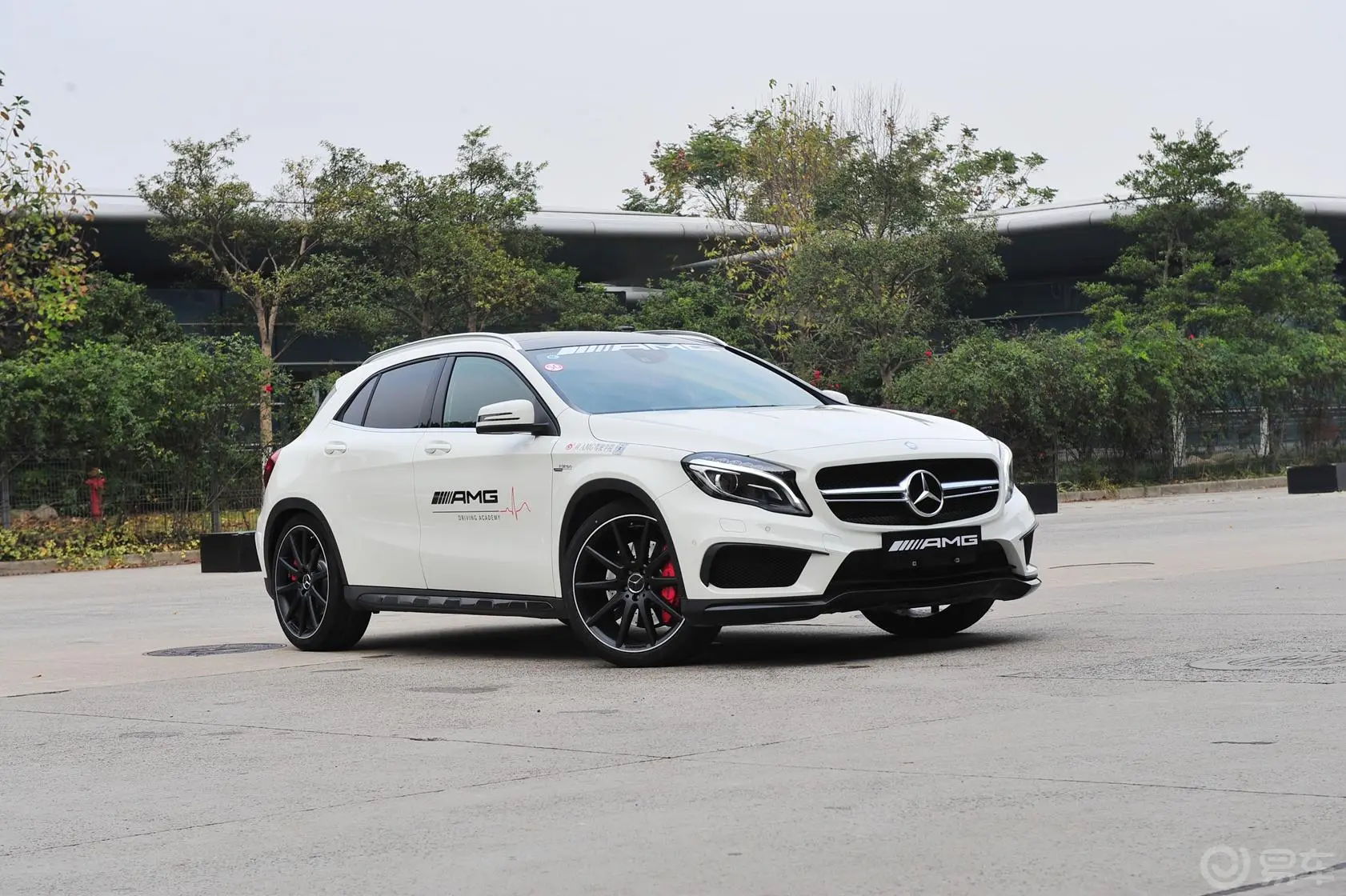 奔驰GLA AMGGLA 45 AMG 4MATIC侧前45度车头向右水平