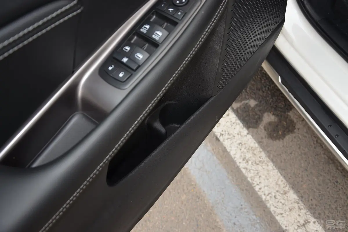 酷威2.4L 自动 两驱 旅行版驾驶员门储物盒