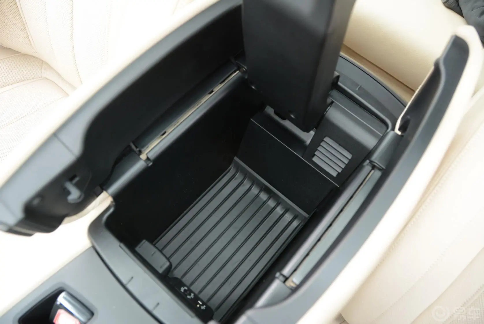 宝马X6xDrive50i M运动型前排中央扶手箱空间