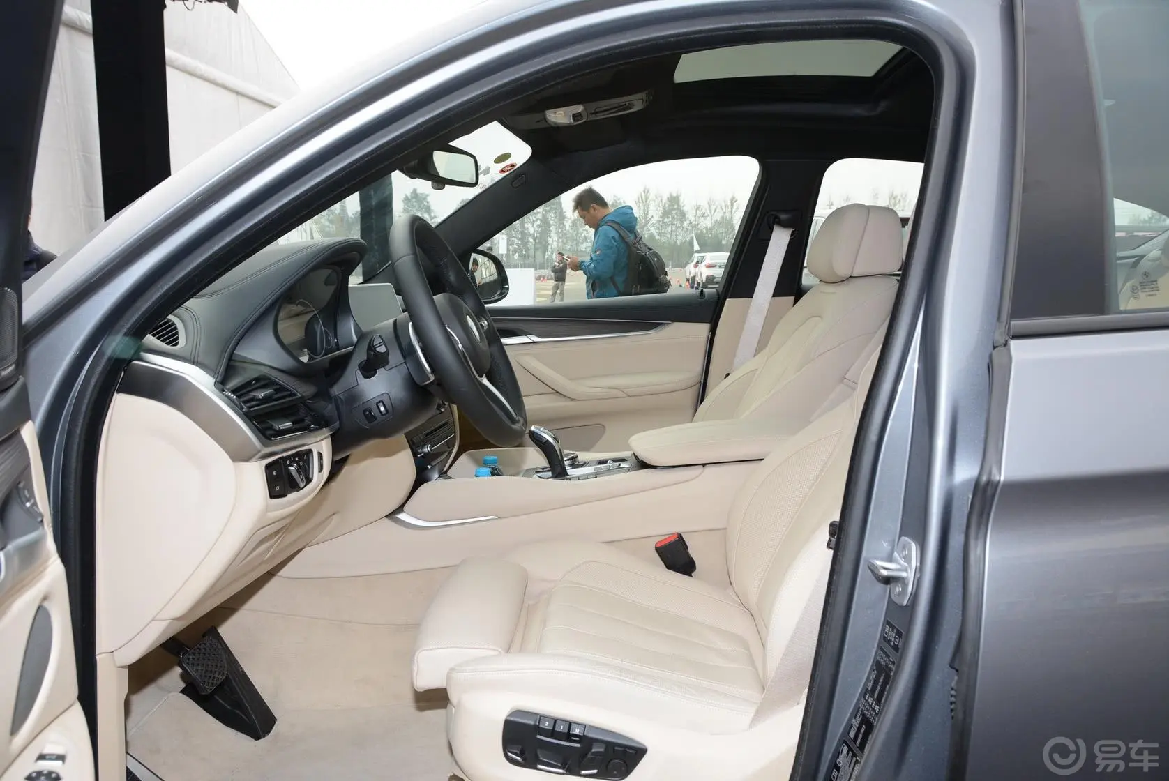 宝马X6xDrive50i M运动型前排空间