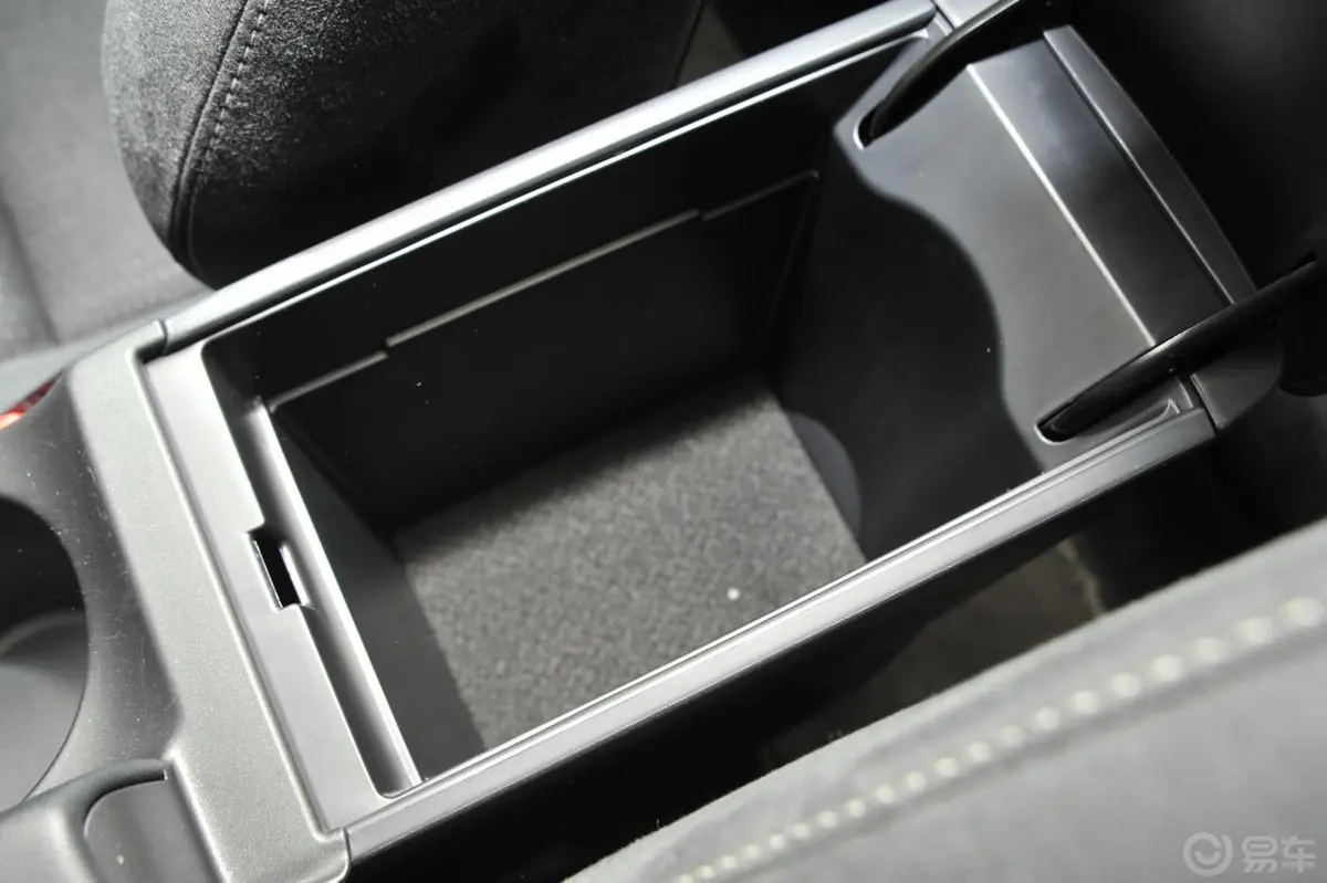 雷克萨斯CT200h 1.8L 自动 舒适版（单色）前排中央扶手箱空间