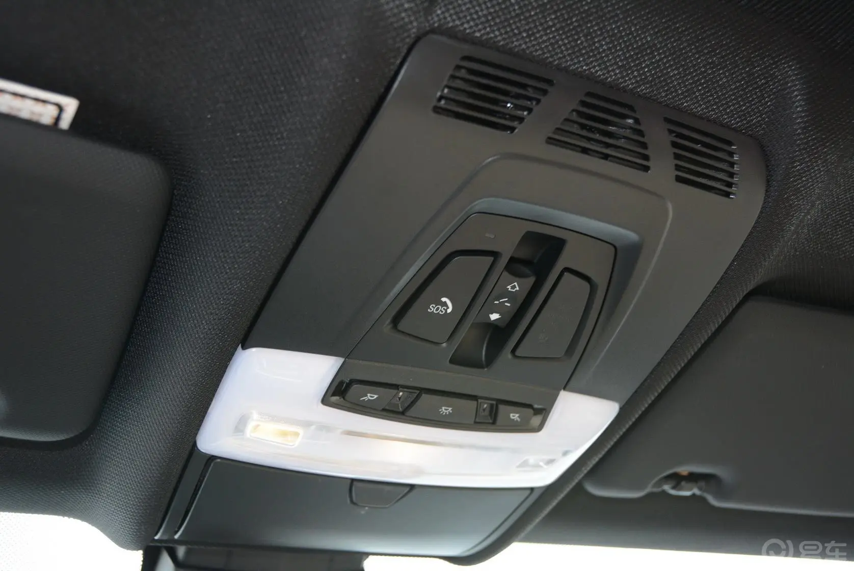 宝马X6xDrive50i M运动型前排车顶中央控制区