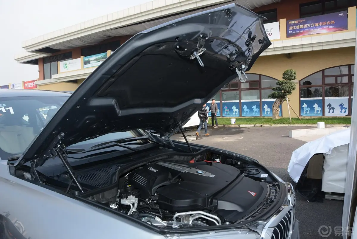 宝马X6xDrive50i M运动型发动机盖开启