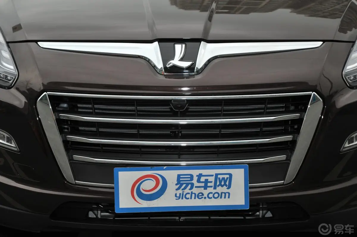 大7 SUV2.2T 自动 四驱 旗舰型前格栅侧俯拍