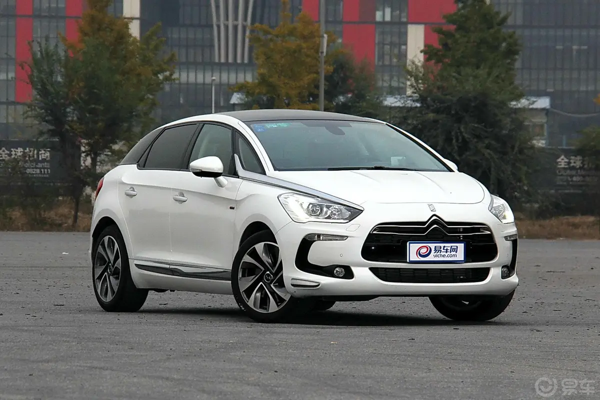 DS 51.6T 手自一体 THP200 尊享版后悬挂