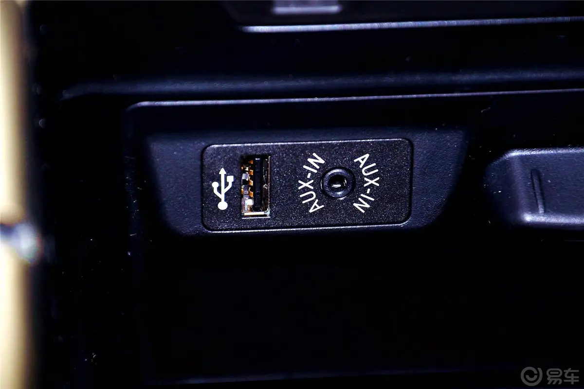 宝马X6xDrive35i 尊享型USB接口