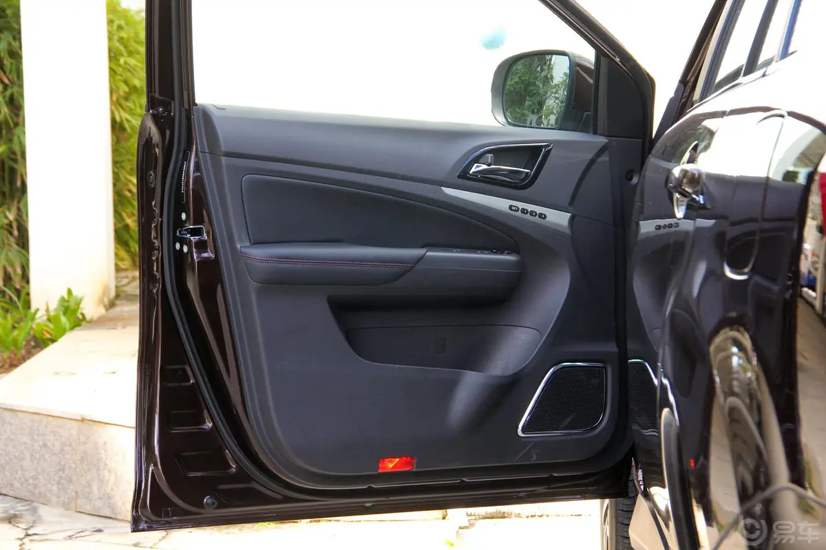 比亚迪S72.0TID 手自一体 旗舰型 7座驾驶员侧车门内门板