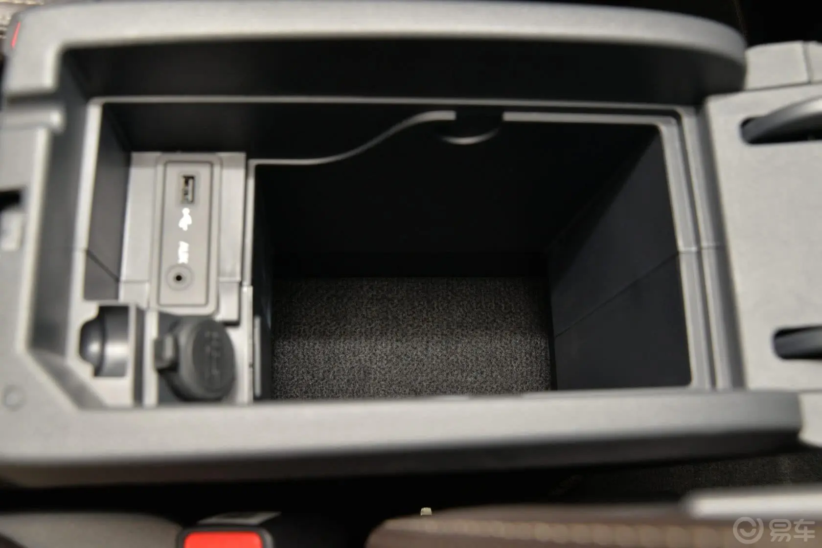 科雷傲(进口)2.5L 四驱 Touring限量版前排中央扶手箱空间