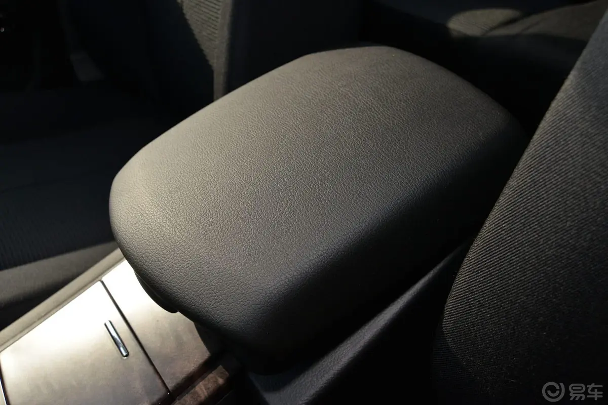 荣威W51.8T 手动 两驱 驰域特装版前排中央扶手箱