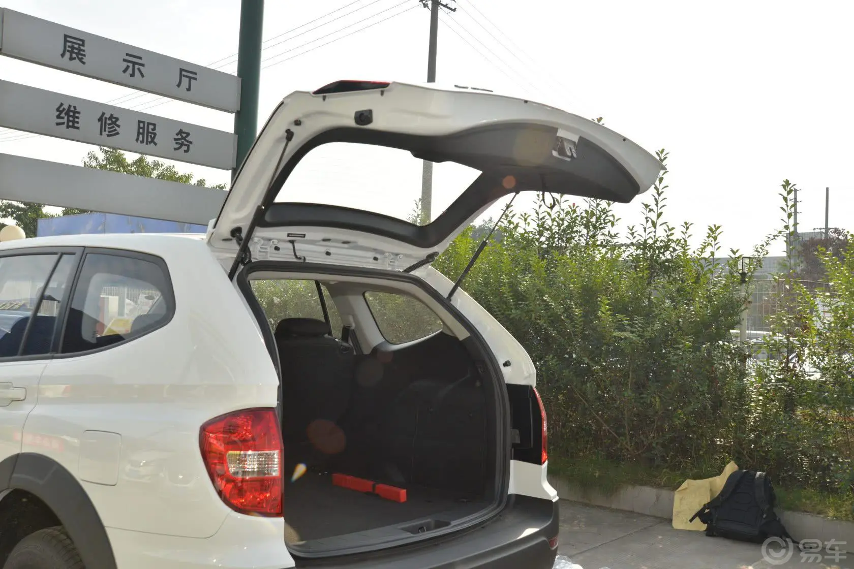 荣威W51.8T 手动 两驱 驰域特装版行李厢开口范围