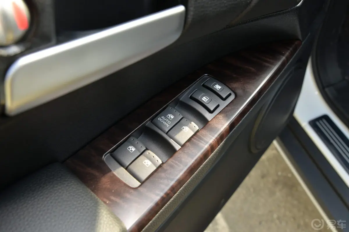 荣威W51.8T 手动 两驱 驰域特装版车窗升降键