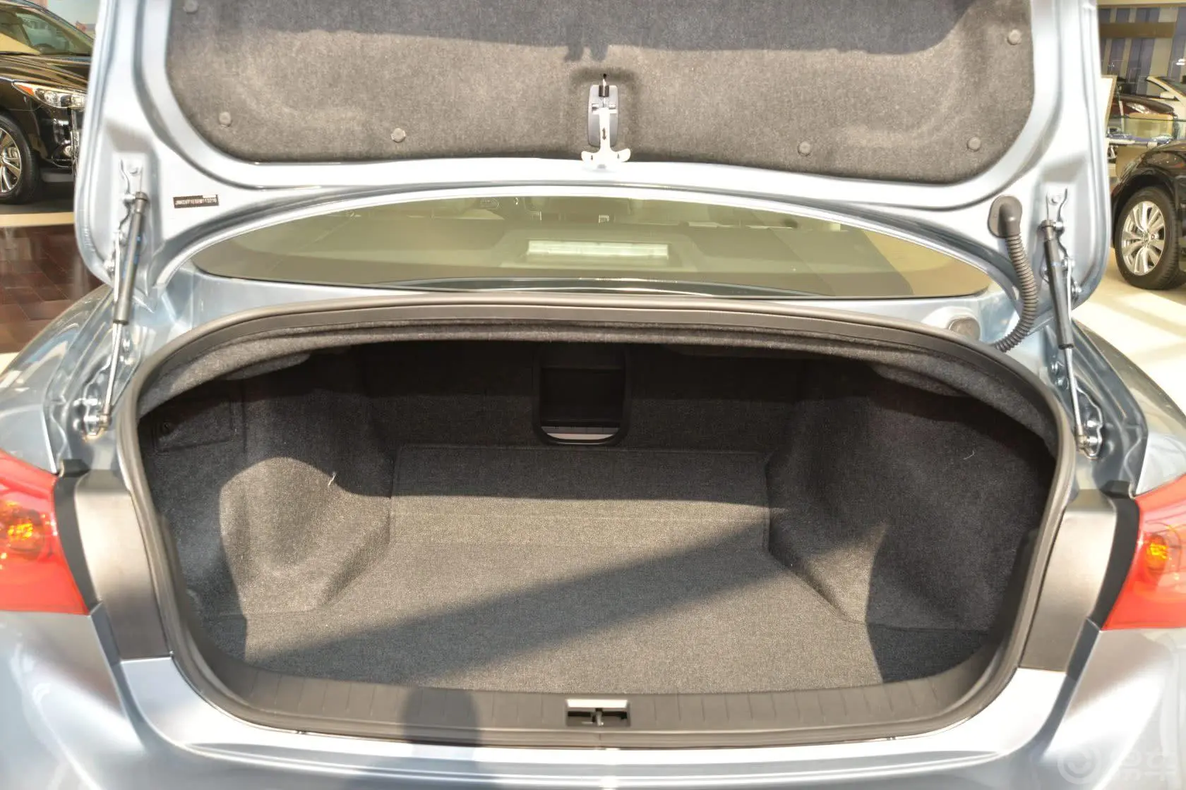 英菲尼迪Q502.0T 豪华版行李箱空间