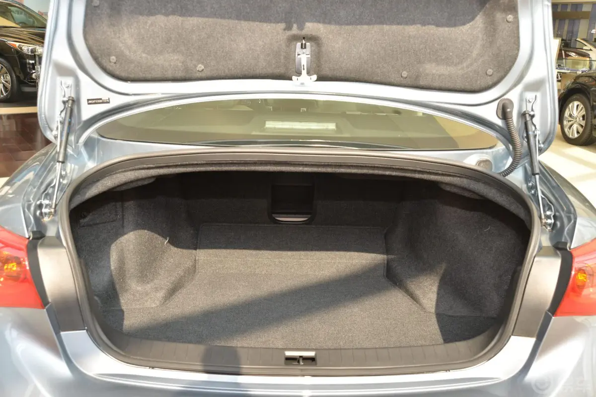 英菲尼迪Q502.0T 豪华版行李箱空间