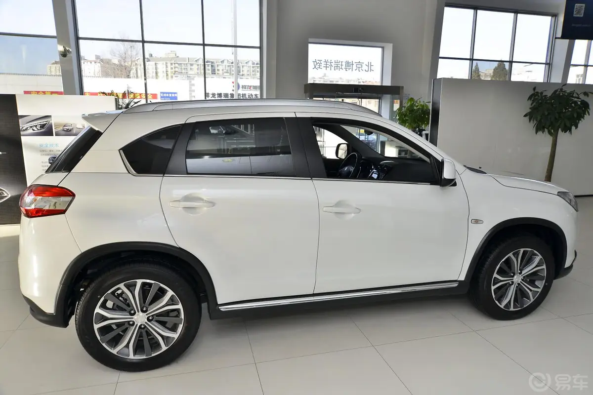 标致4008(进口)2.0L CVT 四驱时尚型外观