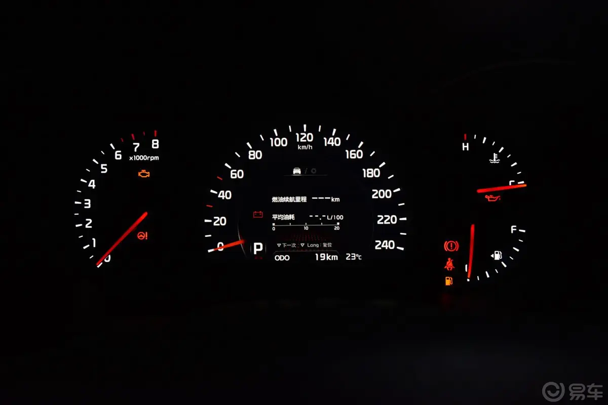索兰托2.4L 汽油 舒适版 五座仪表盘背光显示