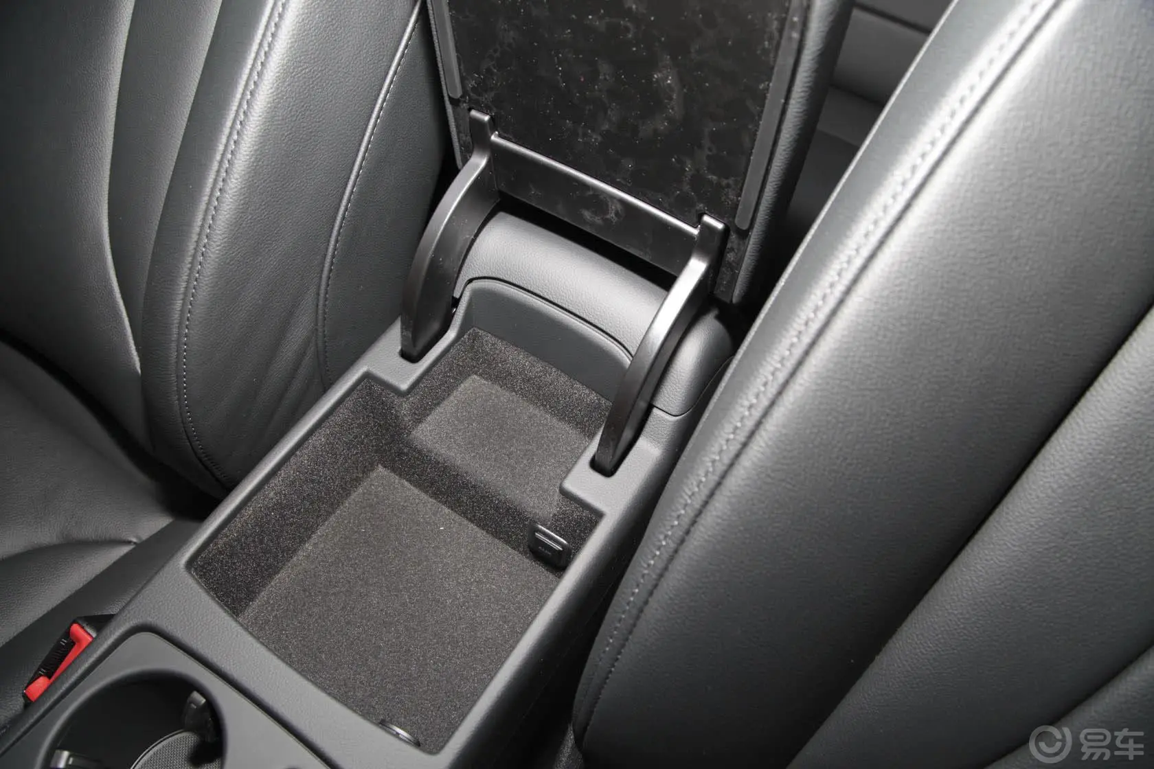 奥迪A5Sportback 45 TFSI风尚版前排中央扶手箱空间