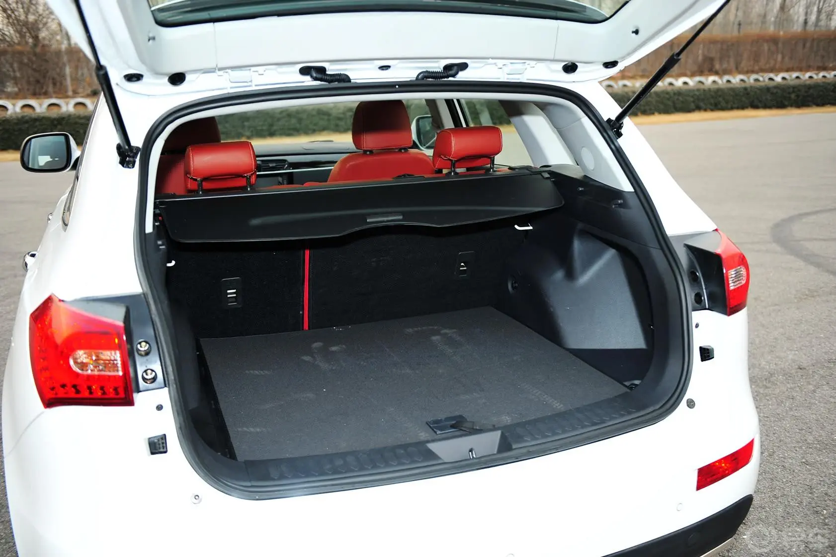 众泰T6002.0T 自动 旗舰型行李箱空间