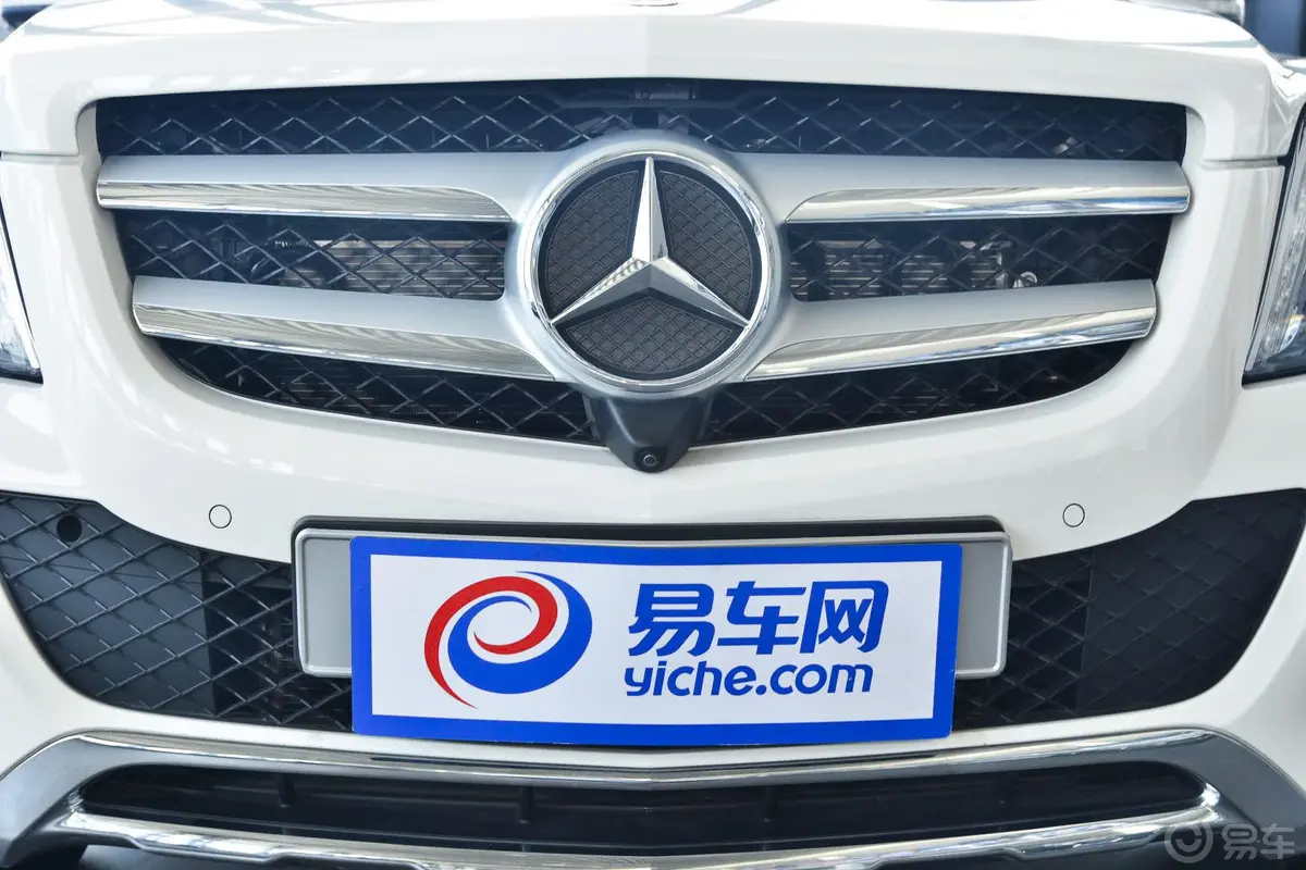 奔驰GLK级(进口)GLK 300 4MATIC 豪华型前格栅侧俯拍