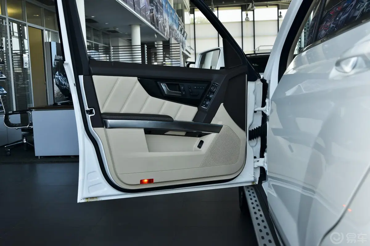 奔驰GLK级(进口)GLK 300 4MATIC 豪华型驾驶员侧车门内门板