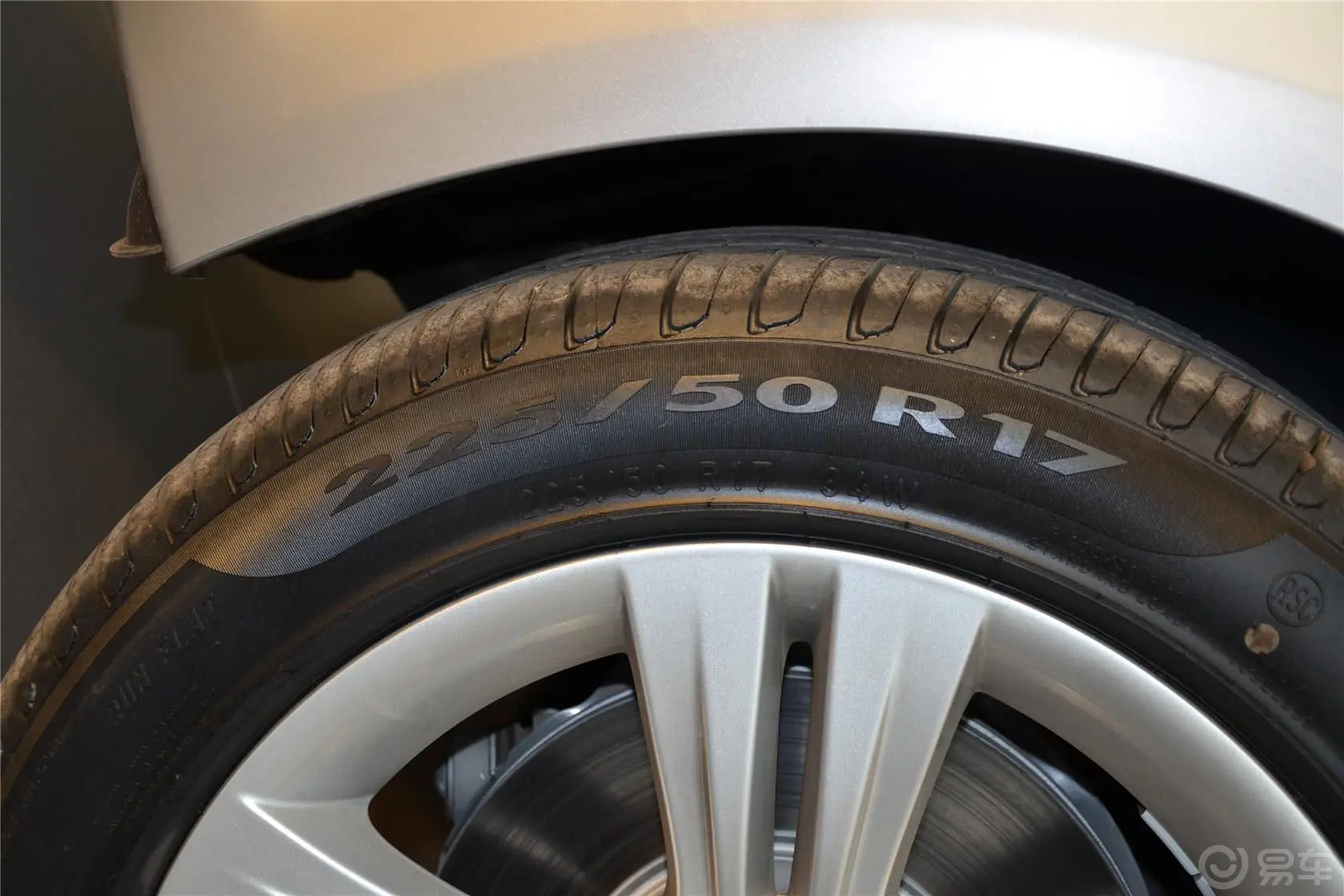 宝马3系328i xDrive 运动设计套装轮胎规格