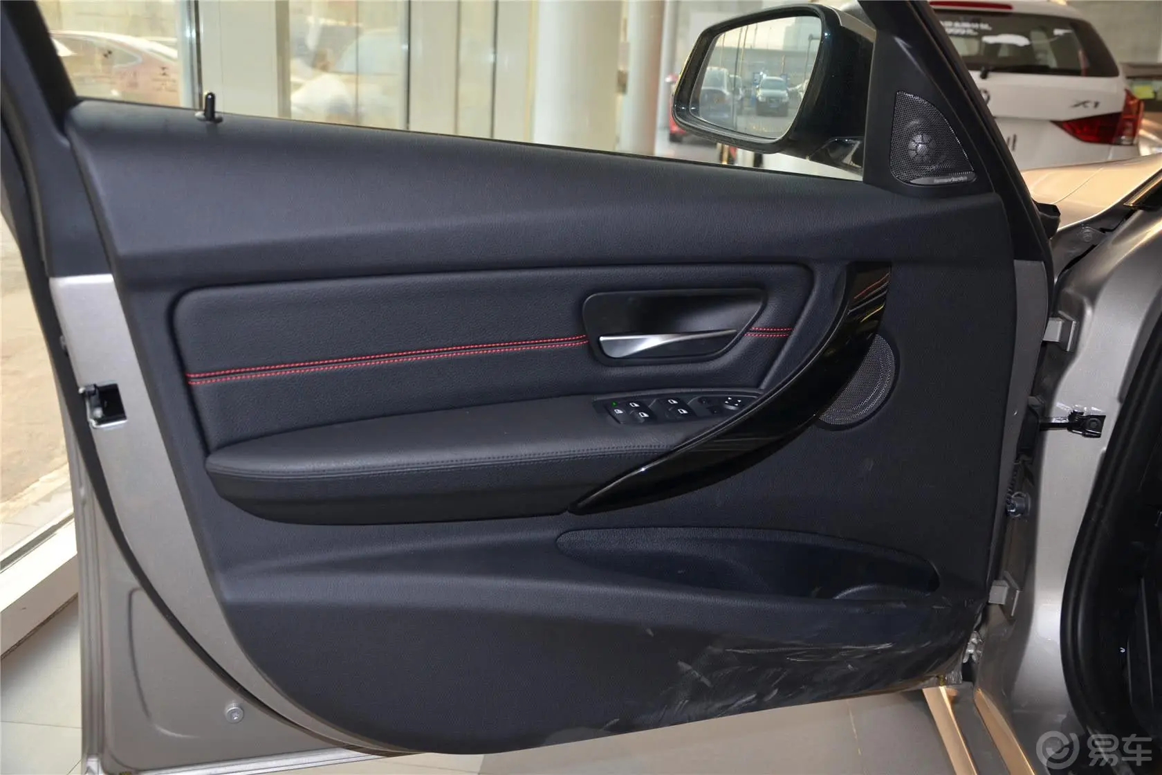 宝马3系328i xDrive 运动设计套装驾驶员侧车门内门板