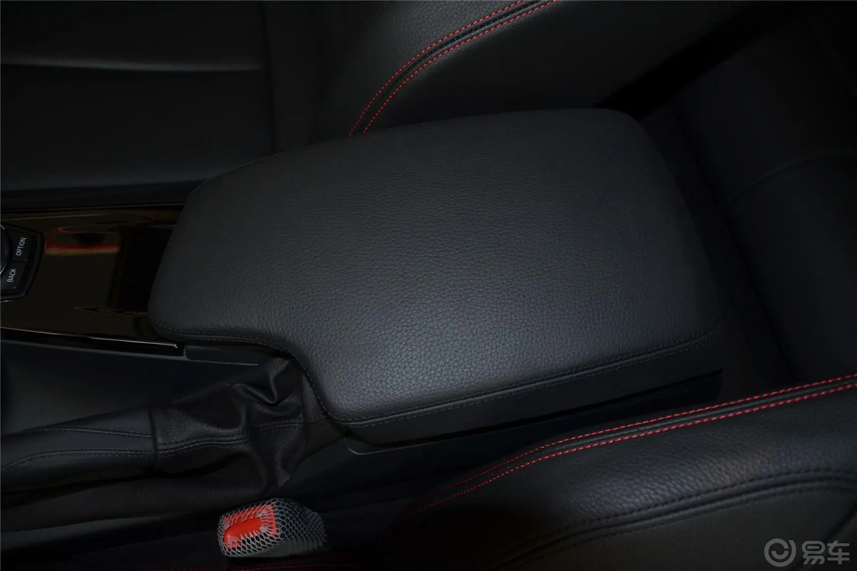 宝马3系328i xDrive 运动设计套装前排中央扶手箱