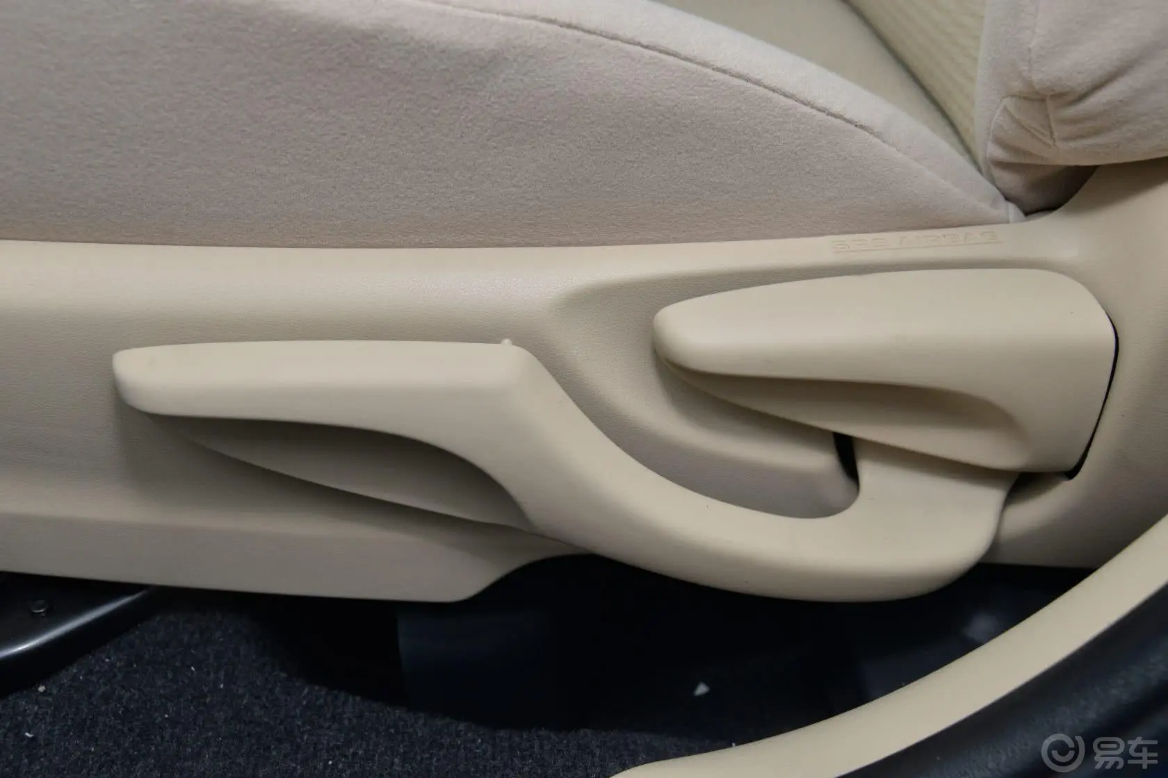 威驰1.5L 手动 智享版座椅调节键