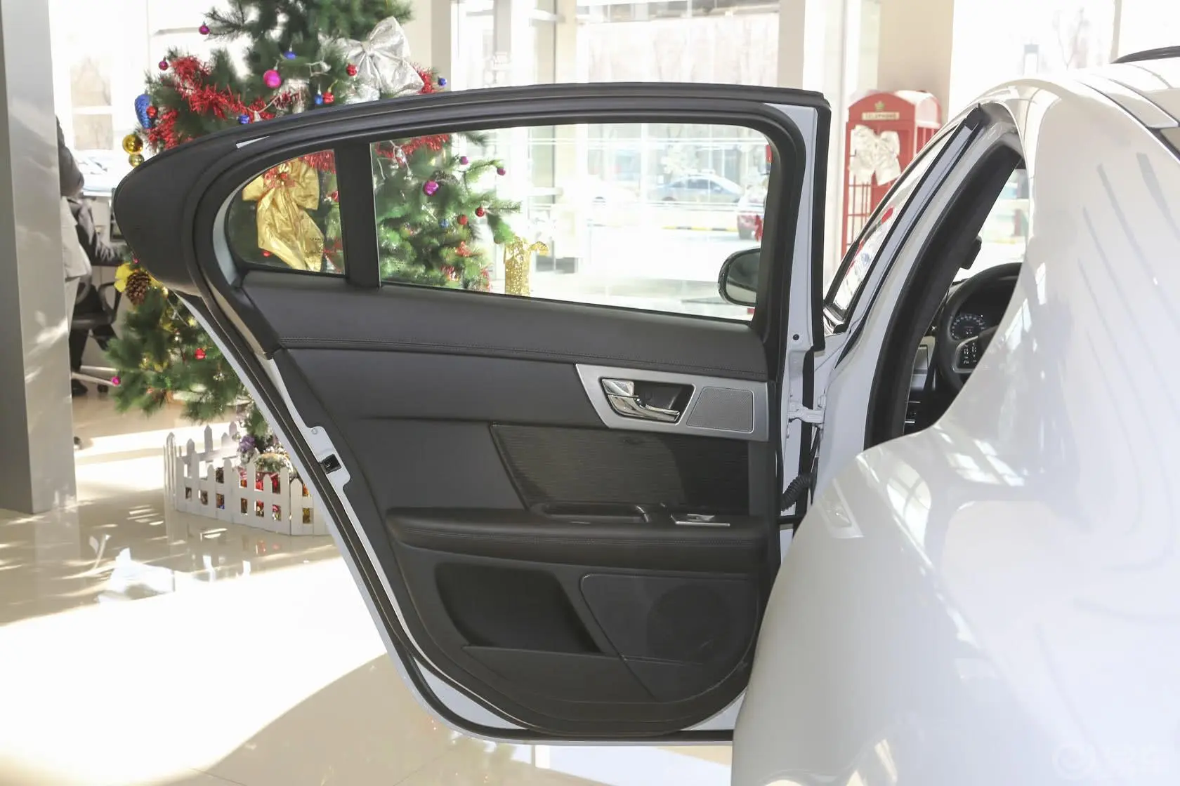 捷豹XF3.0SC 奢华版驾驶员侧车门内门板