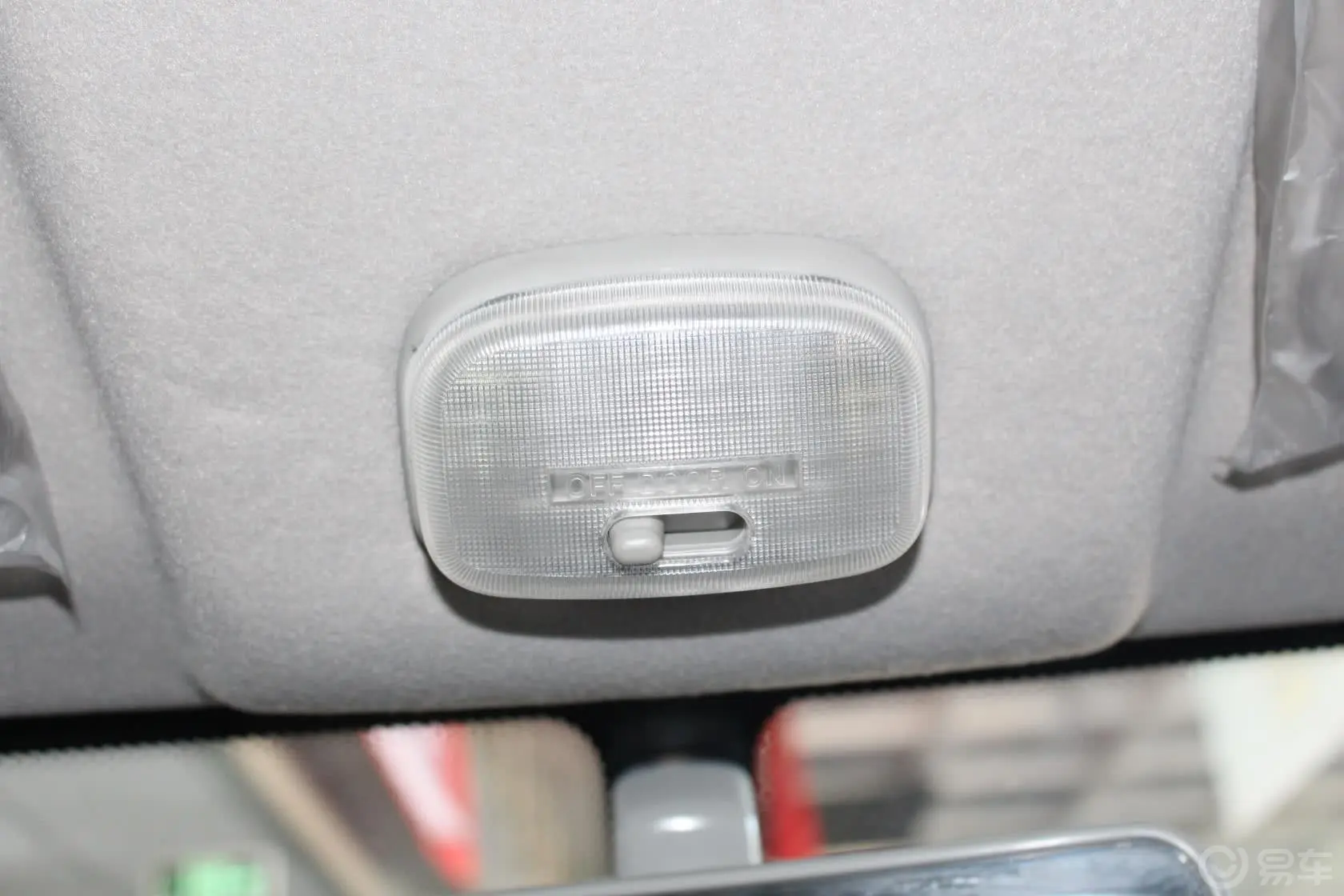优优2代 1.0L 手动  碟刹 标准型前排车顶中央控制区