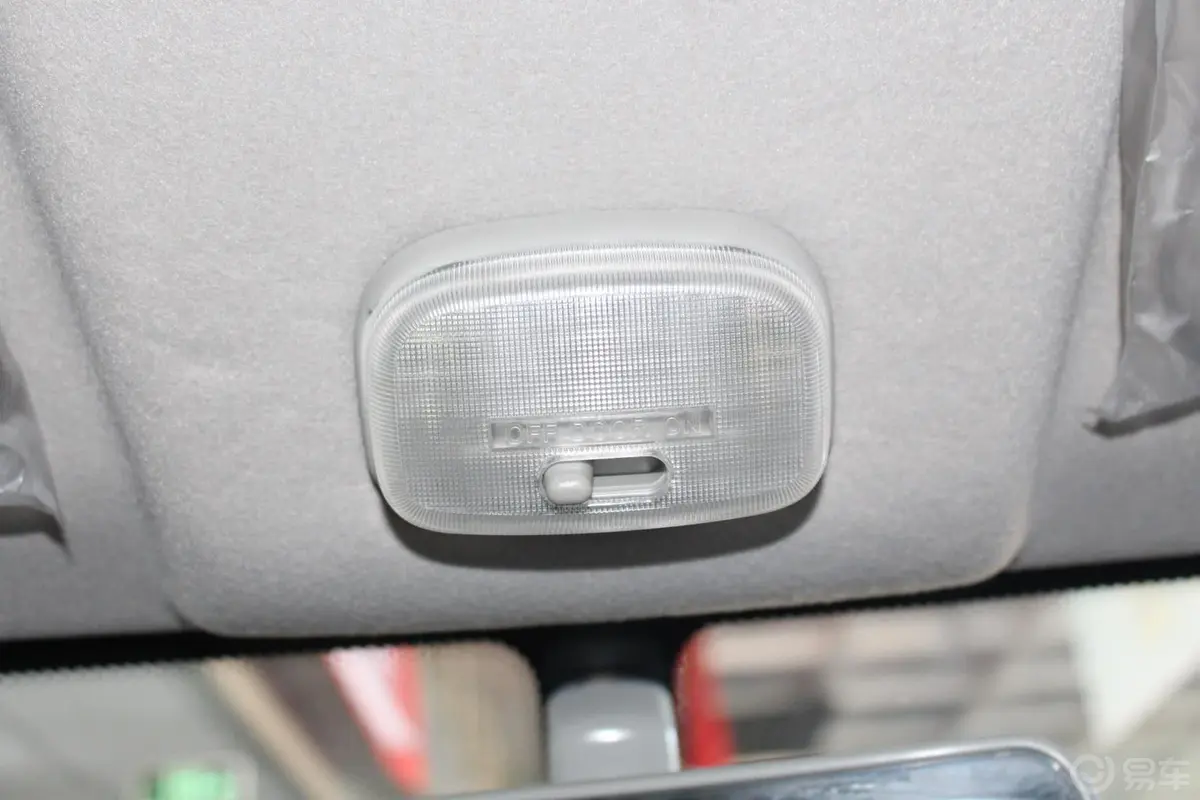 优优2代 1.0L 手动  碟刹 标准型前排车顶中央控制区
