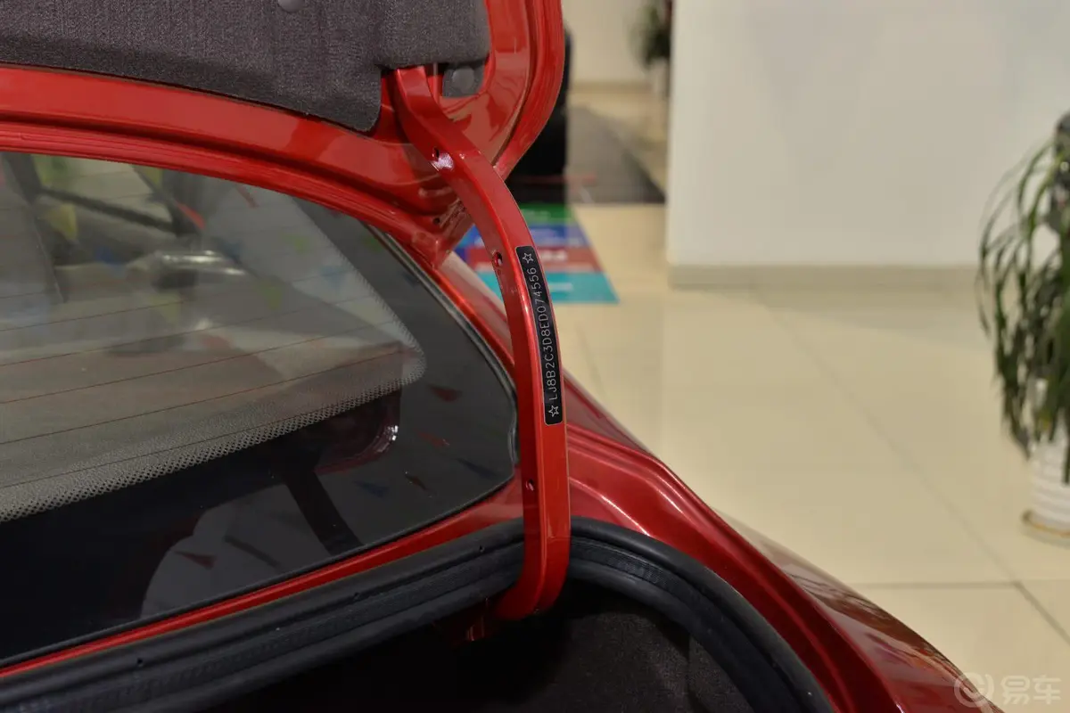 众泰Z3001.5L 都市版 手动 尊贵型行李厢支撑杆