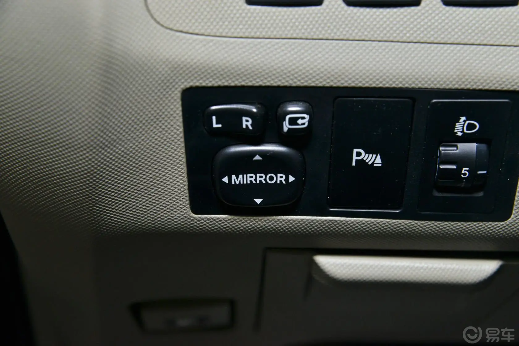 比亚迪M62.4L 手动 豪华版外后视镜控制键