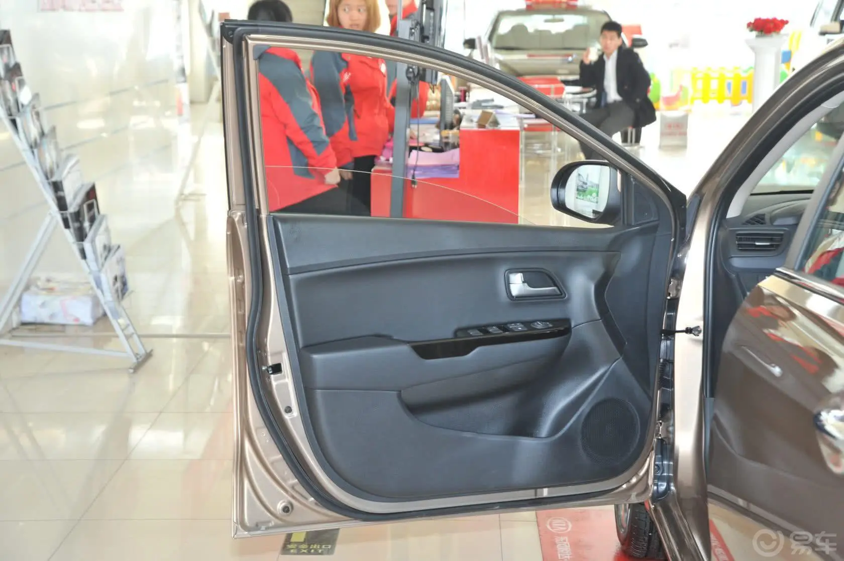 起亚K2三厢 1.6L 自动 Premium驾驶员侧车门内门板
