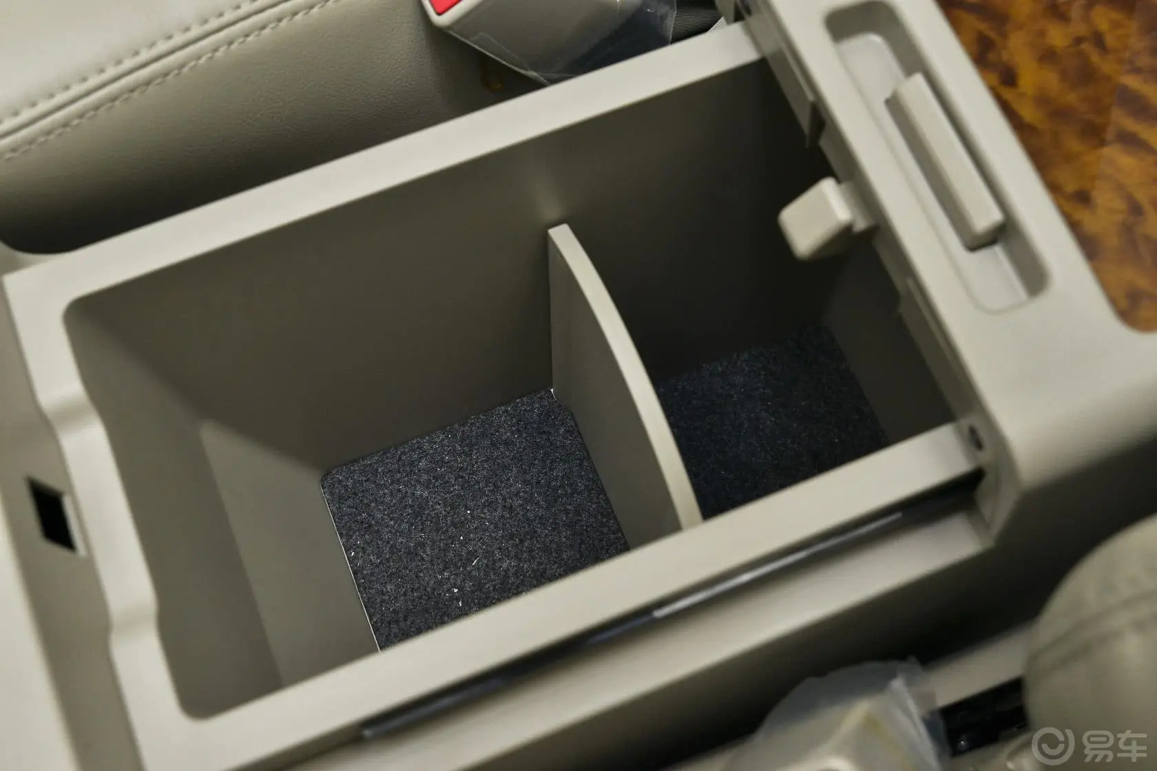 比亚迪M62.4L 手动 豪华版前排中央扶手箱空间