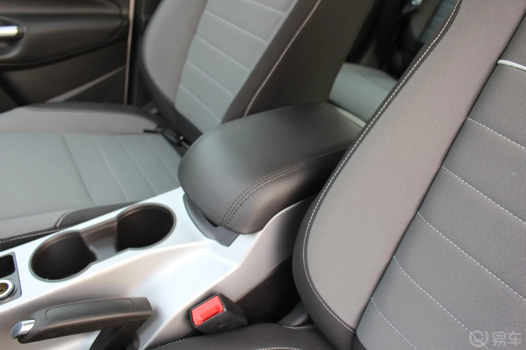 翼虎1.5 GTDi 自动 两驱 舒适型前排中央扶手箱