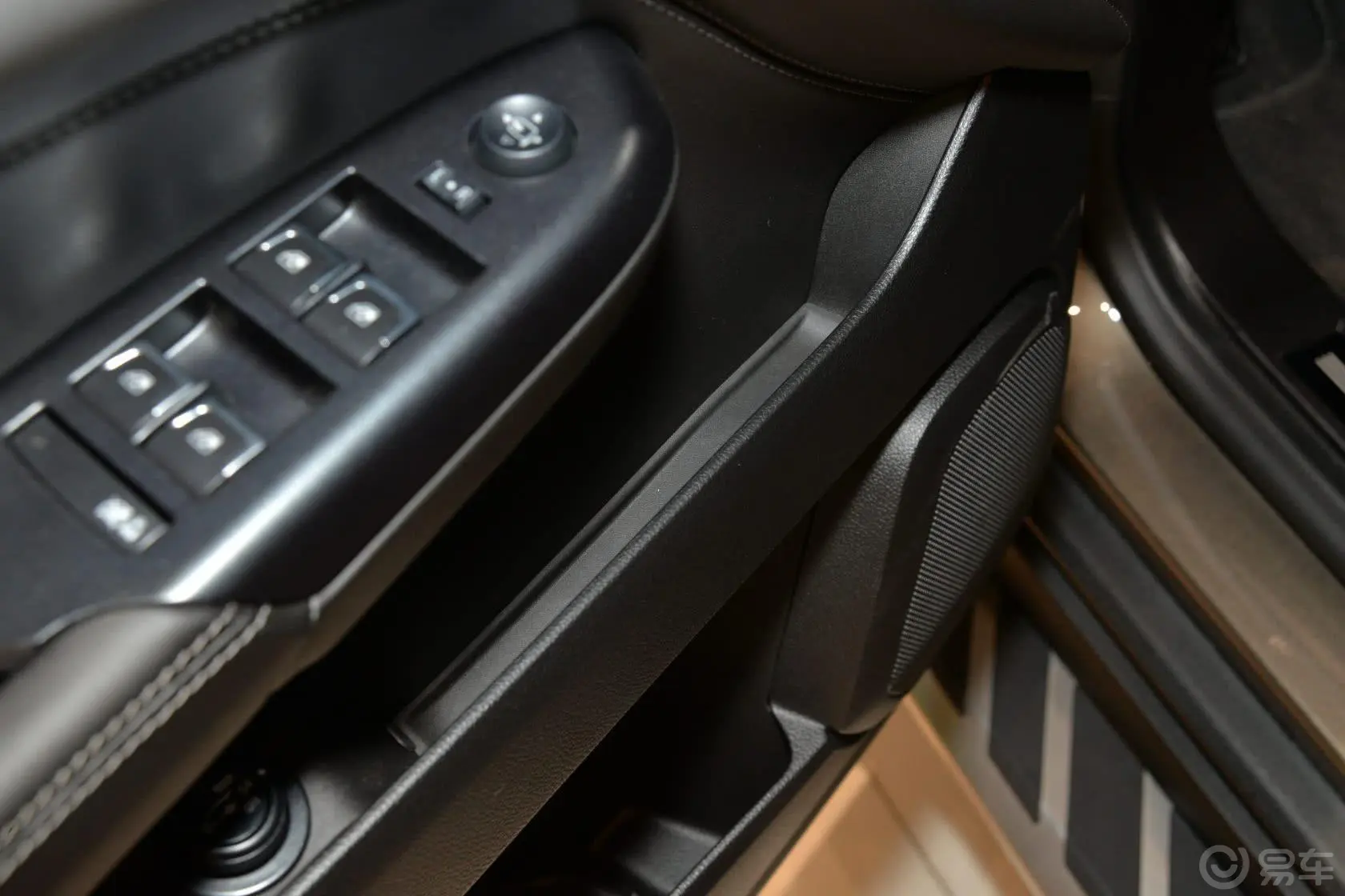 凯迪拉克SRX3.0L 手自一体 领先型驾驶员门储物盒