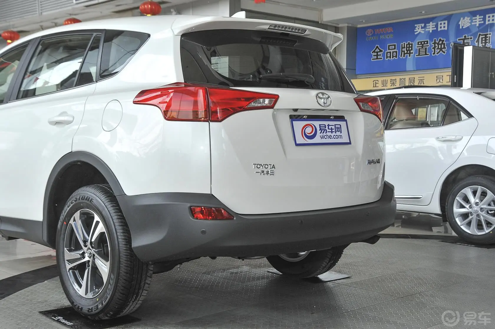 RAV4荣放2.0L CVT 两驱 风尚版车尾局部