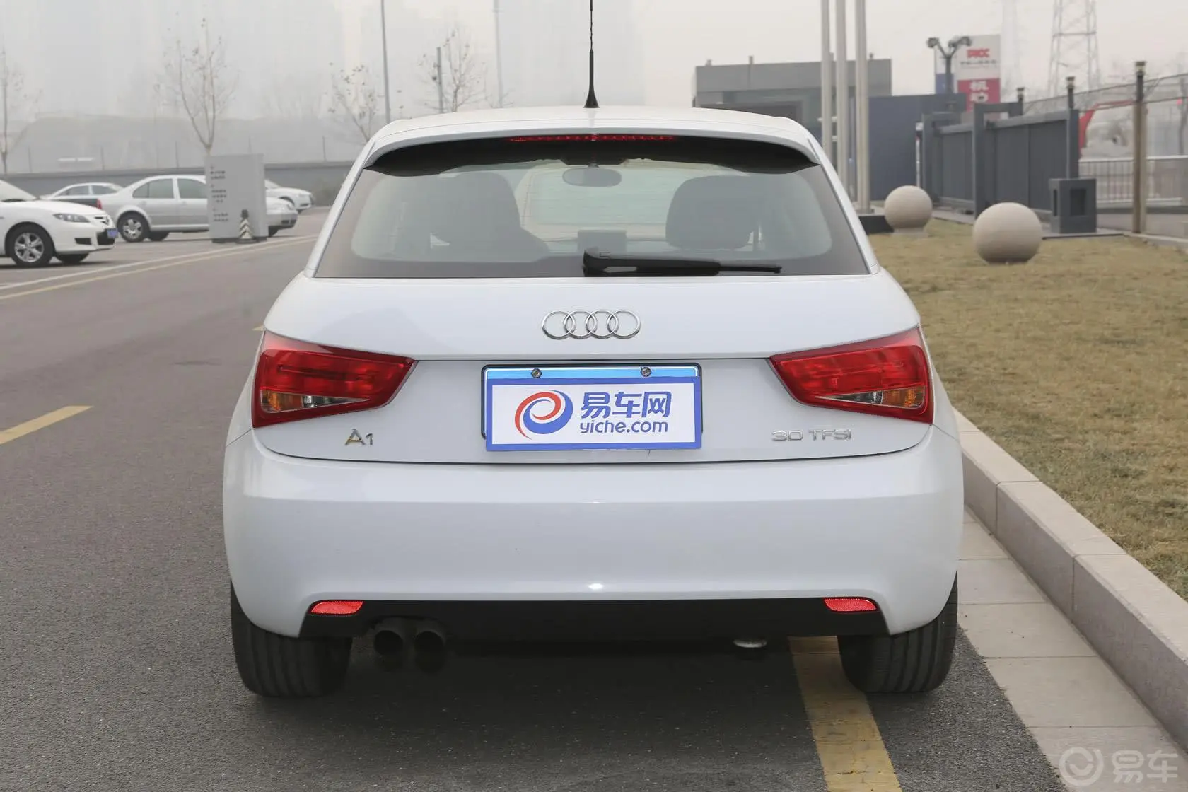 奥迪A1Sportback 30TFSI 时尚型正后水平