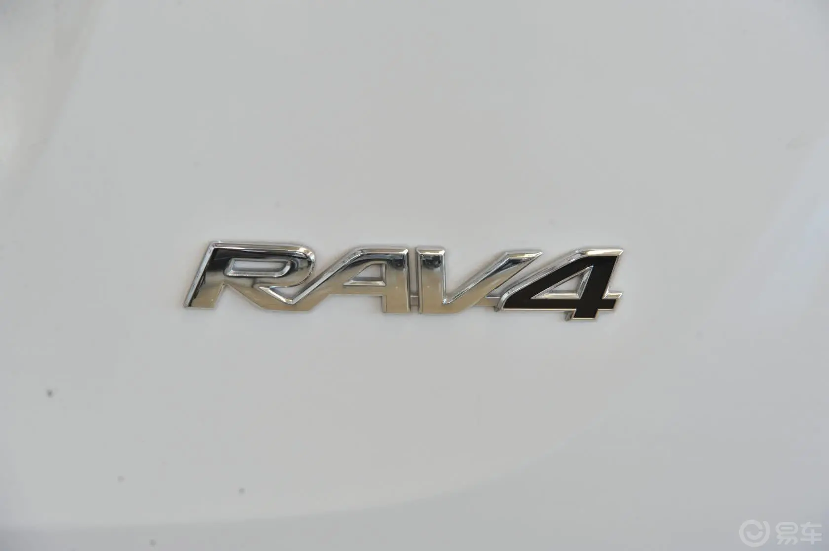 RAV4荣放2.0L 手动 都市版尾标