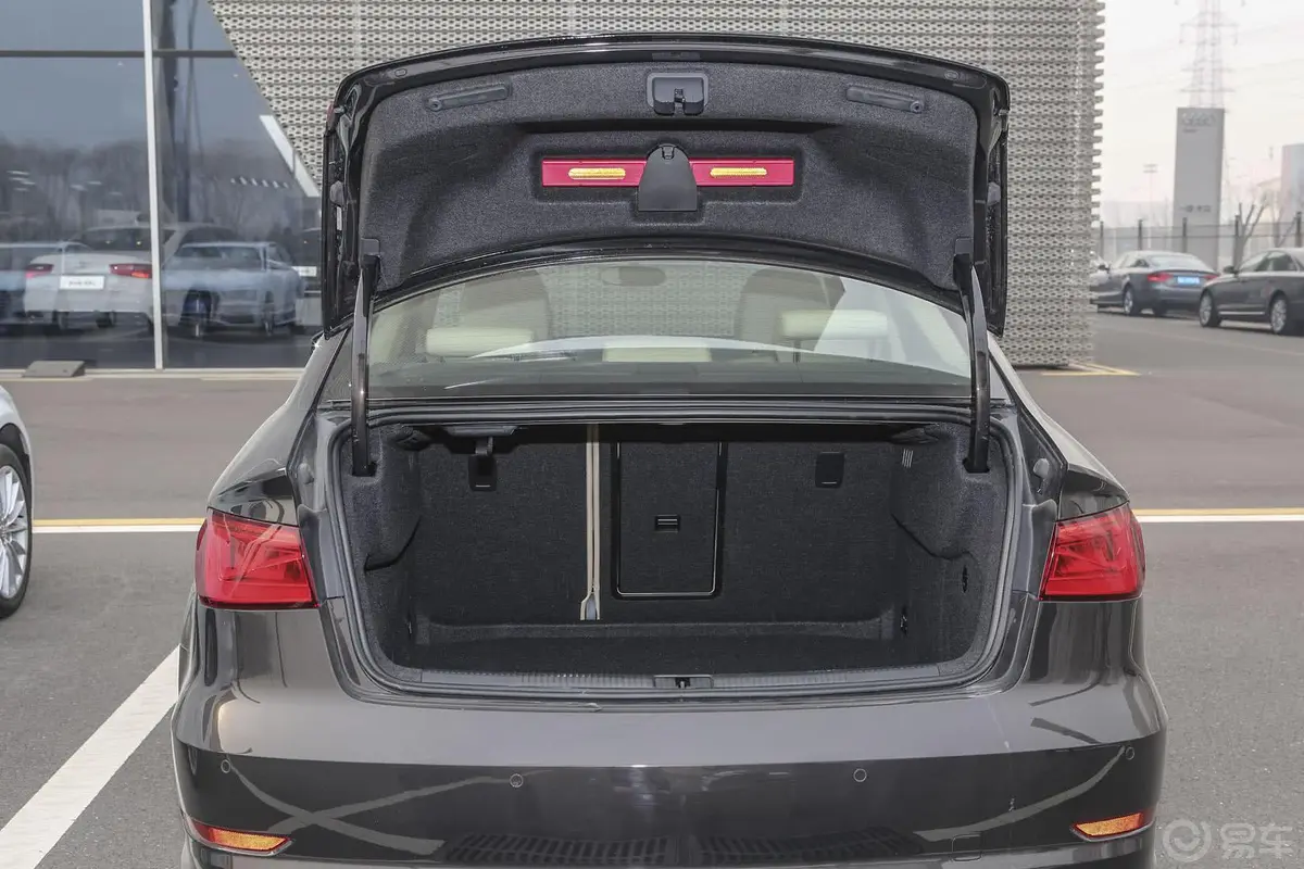 奥迪A3(进口)Sportback 40 TFSI S line 舒适型行李箱空间